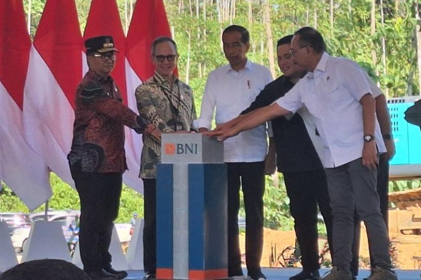 Presiden Joko Widodo dalam peresmian peletakan batu pertama pembangunan gedung Kantor BNI di IKN, Kalimantan Timur, Kamis (29/2/2024). 