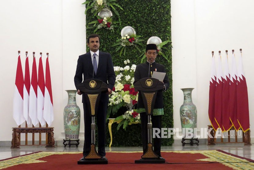Presiden Joko Widodo dan Emir Qatar Syekh Tamim memberikan keterangan pers di Istana Bogor, Rabu (18/10). 
