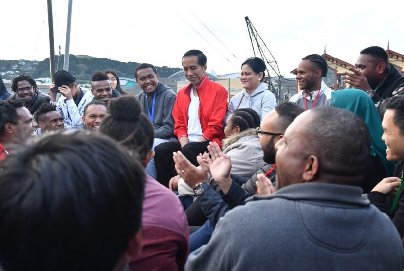 President Joko Widodo and First Lady Iriana held a casual conversation with dozens of Indonesian students studying in Wellington, New Zealand, Monday (March 19).