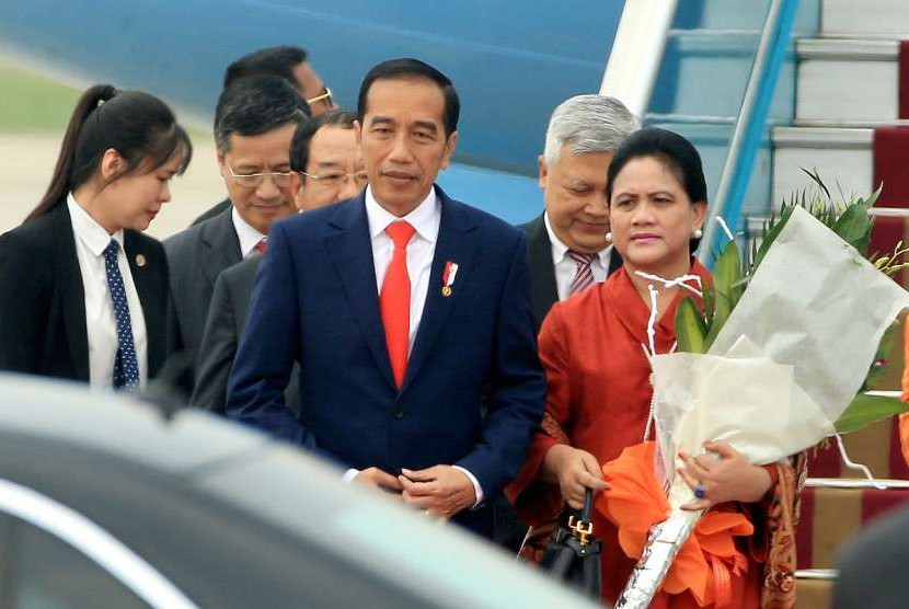 Presiden Joko Widodo dan Ibu Negara Iriana Joko Widodo tiba di Bandara Intersional Noi Bai di Hanoi, Vietnam, Selasa (11/9).
