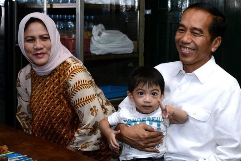 Presiden Joko Widodo dan Ibu Negara Iriana Jokowi bersama cucu, Jan Ethes.