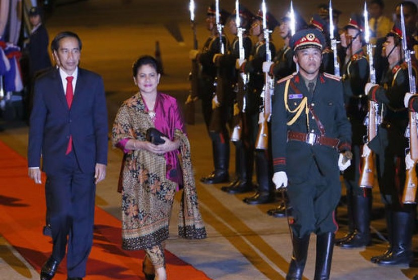 Presiden Joko Widodo dan Ibu Negara Iriana Widodo saat tiba di Vientiane, Laos untuk menghadiri KTT ASEAN ke-28 dan 29, Senin, 5 September 2016.
