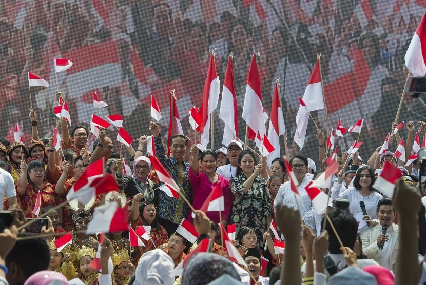 Presiden Joko Widodo dan Ibu Negara Ny. Iriana Joko Widodo (tengah) serta Ibu Mufidah Jusuf Kalla, Menko Pembangunan Manusia dan Kebudayaan Puan Maharani dan Menteri PPPA Yohana Yembise berfoto bersama dengan anak-anak pada acara puncak Peringatan Hari Ana