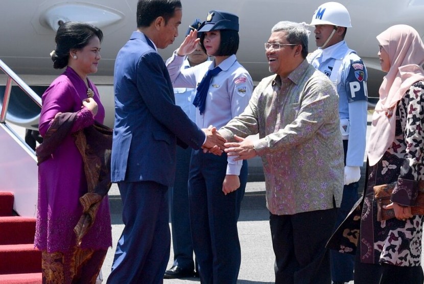 Presiden Joko Widodo dan Ibu Negara tiba di Bandung, Jawa Barat, yang disambut oleh Gubernur Jawa Barat Ahmad Heryawan.