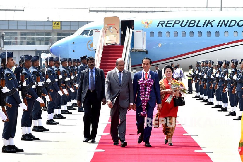 Presiden Joko Widodo dan Iriana beserta rombongan telah tiba di Bandara Internasional Colombo,Sri Langka, Rabu (24/1) waktu setempat.