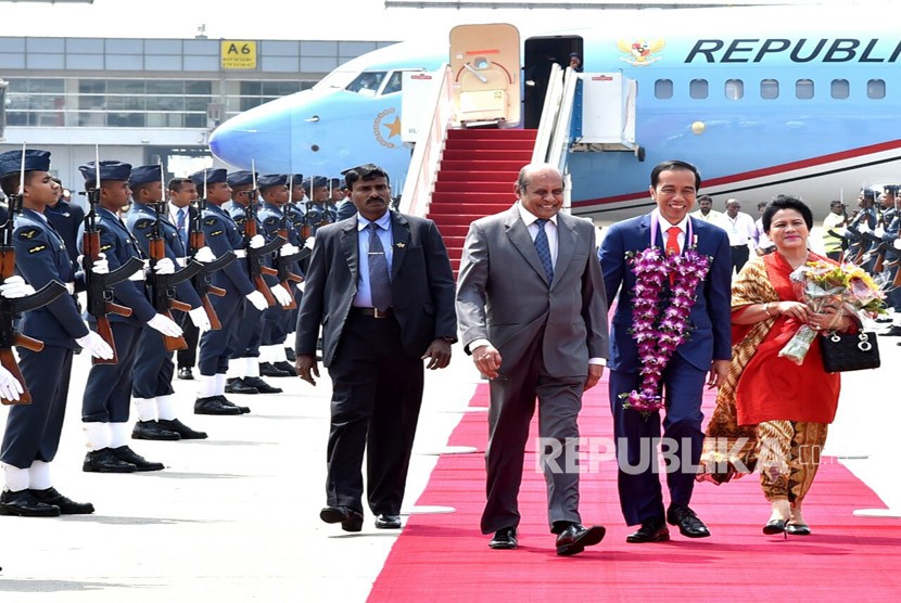 Presiden Joko Widodo dan Iriana beserta rombongan telah tiba di Bandara Internasional Colombo,Sri Langka, Rabu (24/1) waktu setempat.