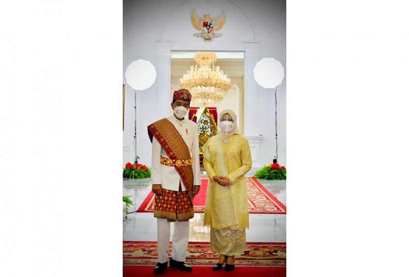 Presiden Joko Widodo dan Iriana Jokowi menghadiri upacara peringatan detik-detik Proklamasi Kemerdekaan RI ke-76 di Istana Merdeka, Selasa (17/8). Presiden Jokowi mengenakan pakaian adat Lampung, sementara Ibu Negara mengenakan busana nasional dengan kain songket.