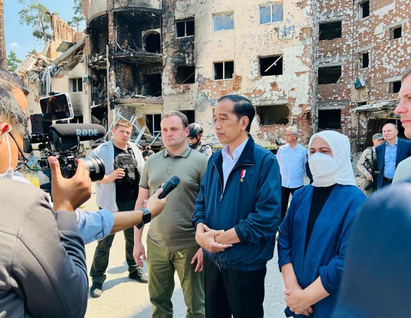Presiden Joko Widodo dan Iriana Jokowi saat meninjau puing bangunan kompleks apartemen Lipky di Kota Irpin, Ukraina yang rusak akibat perang, Rabu (29/6).