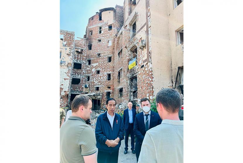 Presiden Joko Widodo dan Iriana Jokowi saat meninjau puing bangunan kompleks apartemen Lipky di Kota Irpin, Ukraina yang rusak akibat perang, Rabu (29/6).