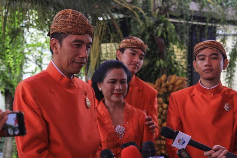 Presiden Joko Widodo dan istrinya Irana Widodo, ditemani putranya Gibran dan Kaesang, usai siraman Kahiyang Ayu, Selasa (7/11).