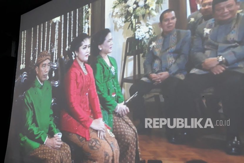 Presiden Joko widodo dan keluarga melakukan proses midodareni. Selasa (7/11).