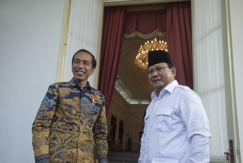 Presiden Joko Widodo dan Ketua Umum DPP Partai Gerakan Indonesia Raya Prabowo Subianto (kanan).
