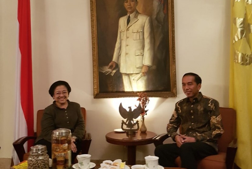 Presiden Joko Widodo dan Ketua Umum DPP PDI Perjuangan mengadakan pertemuan tertutup selama tiga jam di Istana Batu Tulis Bogor Ahad (22/10) sore.
