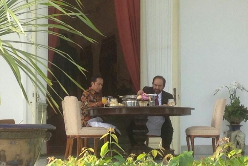 Presiden Joko Widodo dan Ketua Umum Nasdem Surya Paloh menikmati sarapan di Istana, Selasa (22/11).