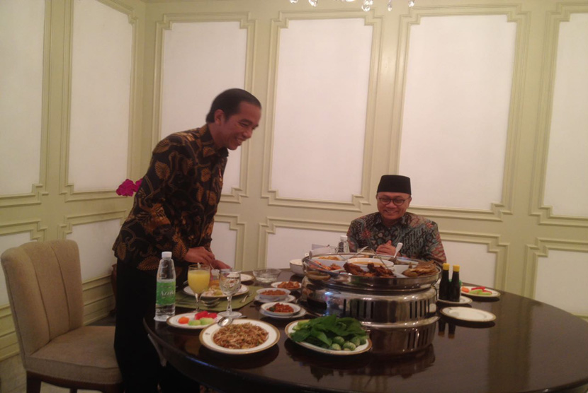 Presiden Joko Widodo dan Ketua Umum PAN Zulkifli Hasan makan siang bersama di Istana Merdeka, Rabu (30/11). 