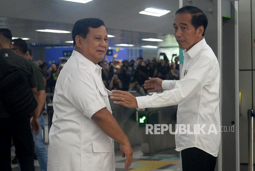 Presiden Joko Widodo dan Ketua Umum Partai Gerindra Prabowo Subianto berjabat tangan saat tiba di Stasiun MRT Lebak Bulus, Jakarta, Sabtu (13/7).