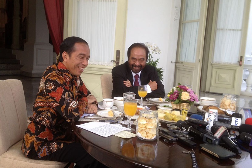 Presiden Joko Widodo dan Ketua Umum Partai Nasdem Surya Paloh memberikan keterangan pers usai sarapan bersama di Istana Merdeka, Selasa (22/11). 