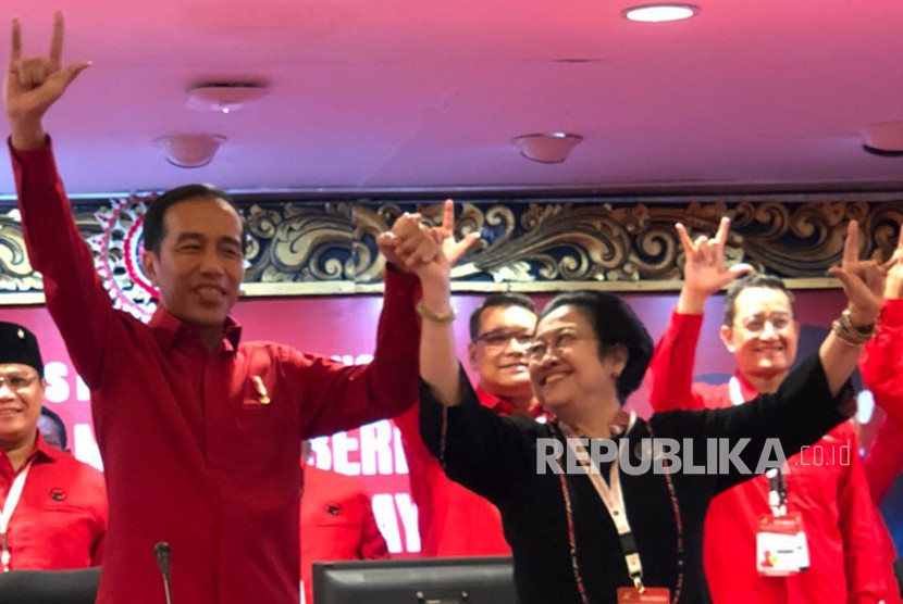 Presiden Joko Widodo dan Ketua Umum PDI Perjuangan Megawati Soekarnoputri berfoto sembari mengangkat tiga jari usai menetapkan kembali Joko Widodo sebagai Capres 2019.