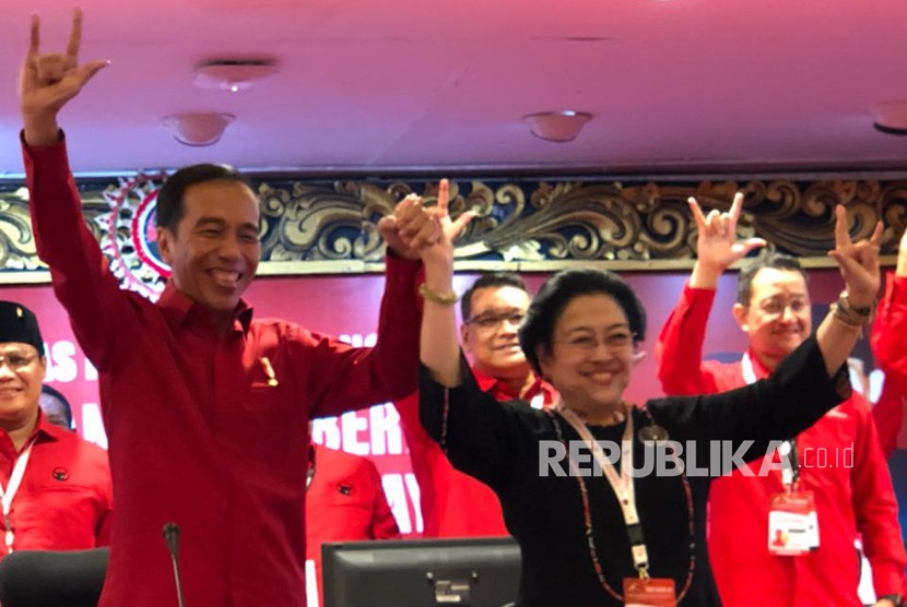 Chairwoman of the Indonesian Democratic Party of Struggle (PDI-P) Megawati Soekarnoputri holds Joko Widodo's hand after re-appointing him as the presidential candidate for 2019 election.