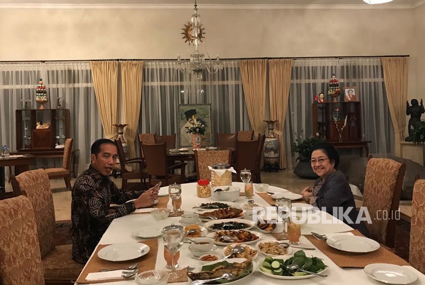 Presiden Joko Widodo dan Ketua Umum PDIP Megawati Soekarnoputri menggelar pertemuan dan makan bersama di Istana Batu Tulis, Kota Bogor, Ahad (8/7). 