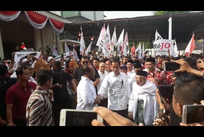 Presiden Joko Widodo dan KH Ma'ruf Amin tiba di Gedung Joang 45, Menteng, Jakarta, Jumat (10/8) sesaat sebelum mendaftarkan diri ke Komisi Pemilihan Umum (KPU).  