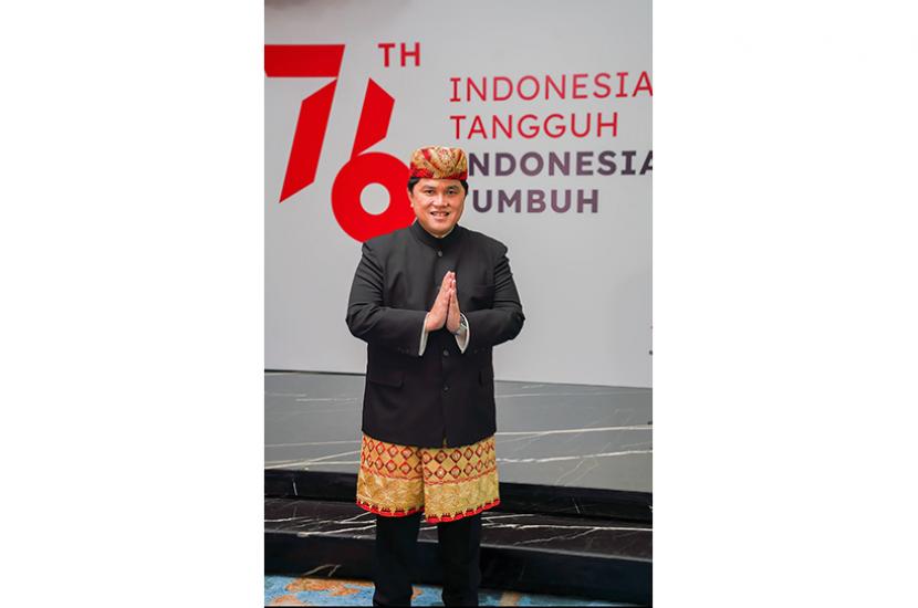 Menteri BUMN Erick Thohir mengenakan pakaian adat Lampung dalam peringatan Hari Kemerdekaan RI ke-76 di Istana Merdeka, Jakarta, Rabu (17/8).