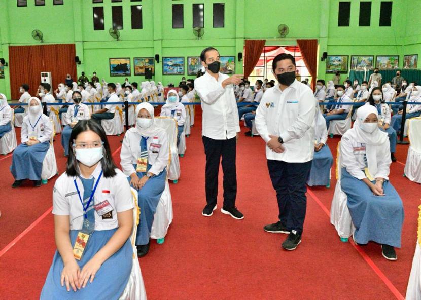 Presiden Joko Widodo dan Menteri BUMN Erick Thohir menyapa siswa yang menjadi peserta vaksinasi Covid-19 di Provinsi Lampung. 