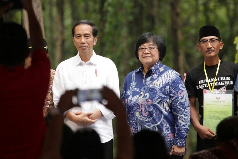 Presiden Joko Widodo dan Menteri Lingkungan Hidup dan Kehutanan Siti Nurbaya.    