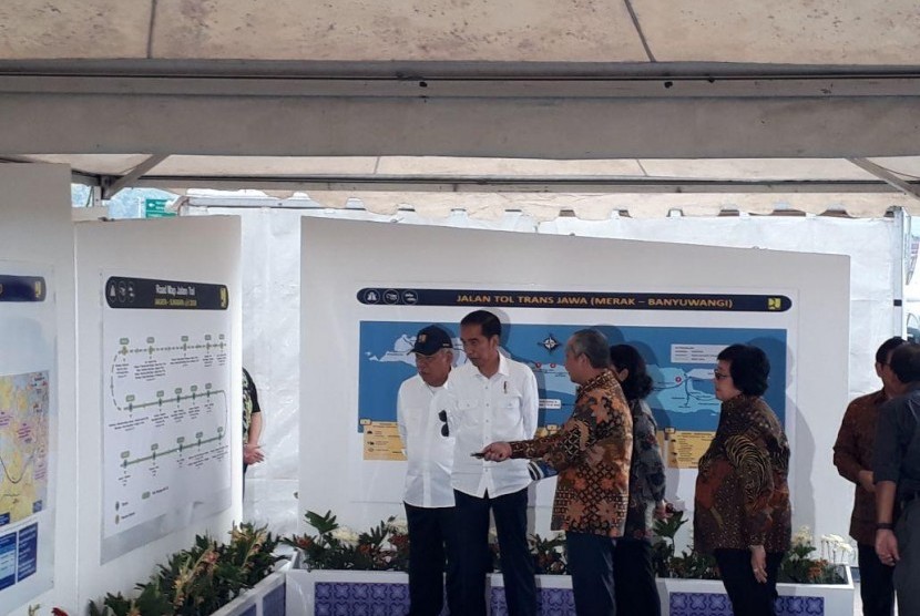 Presiden Joko Widodo dan Menteri Pekerjaan Umum dan Perumahan Rakyat Basuki Hadimuljono saat meresmikan ruas tol Bawen-Salatiga, Senin (25/9).