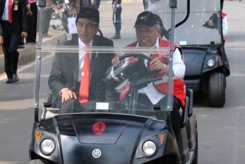 Presiden Joko Widodo dan Menteri Pekerjaan Umum dan Perumahan Rakyat Basuki Hadimuljono saat meninjau kawasan Gelora Bung Karno, Jakarta, Rabu (11/7).