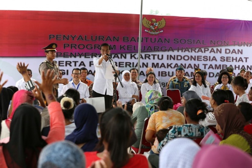 Presiden Joko Widodo dan Menteri Sosial Khofifah Indar Parawansa  menyerahkan sejumlah bantuan sosial di Ambon 