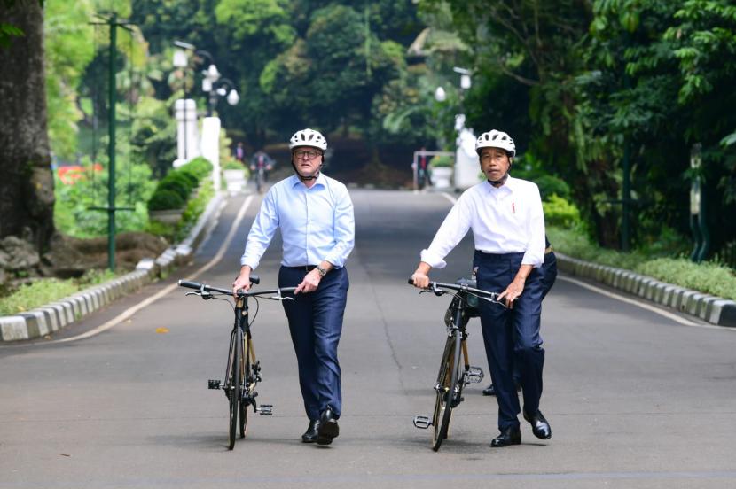 Presiden Joko Widodo dan Perdana Menteri Anthony Albanese bersepeda pagi menuju Resto Raasaa untuk melakukan tete-a-tete pada Senin (6/6/2022).Kedua pemimpin negara tersebut sepakat untuk memperkuat kerja sama bilateral, terutama di bidang ekonomi. 
