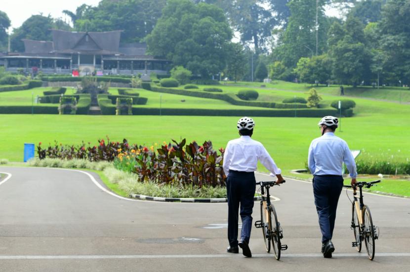 Presiden Joko Widodo dan Perdana Menteri Anthony Albanese bersepeda pagi menuju Resto Raasaa untuk melakukan tete-a-tete pada Senin (6/6).