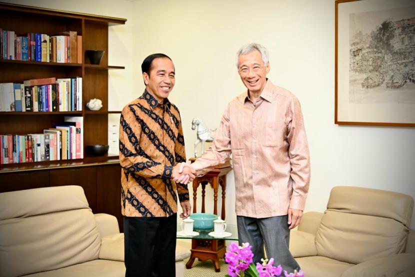 Presiden Joko Widodo dan Perdana Menteri (PM) Singapura Lee Hsien Loong bertemu di Singapura, Kamis (16/3/2023).