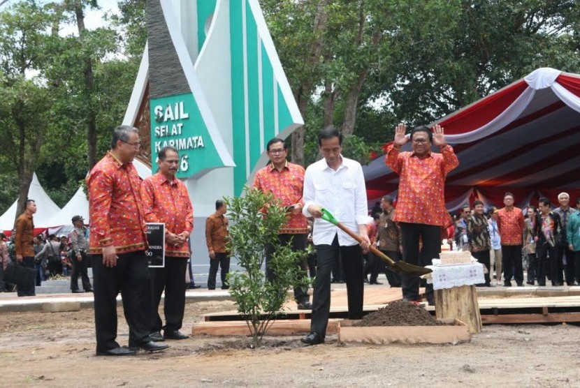 Presiden Joko Widodo dan Pimpinan MPR menghadiri pembukaan Selat Karimata Sail 2016.