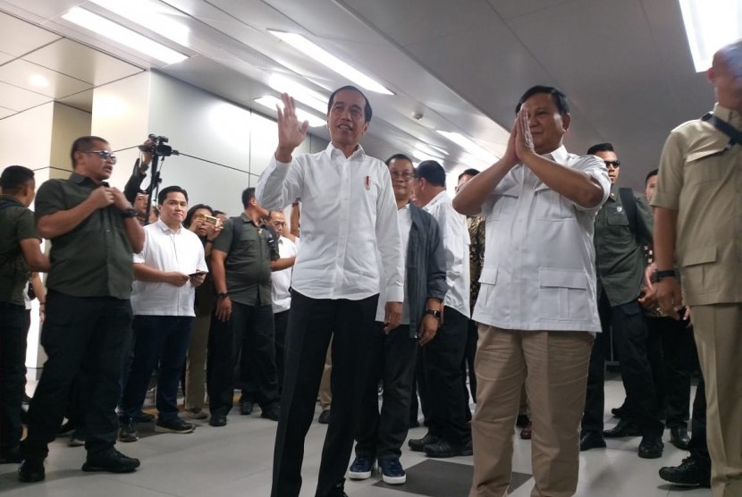 Presiden Joko Widodo dan Prabowo Subianto bertemu di Stasiun MRT Lebak Bulus, Jakarta, Sabtu (13/7).