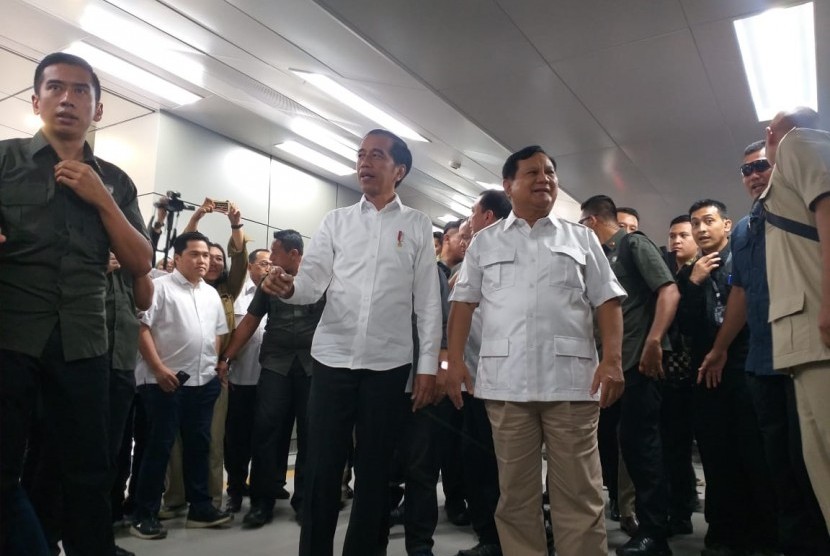 Presiden Joko Widodo dan Prabowo Subianto bertemu di Stasiun MRT Lebak Bulus, Jakarta, Sabtu (13/7).