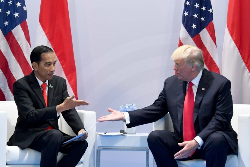  Presiden Joko Widodo dan Presiden Amerika Serikat Donald Trump saat bertemu pada KTT G20 di Hamburg, Jerman, Sabtu (8/7).
