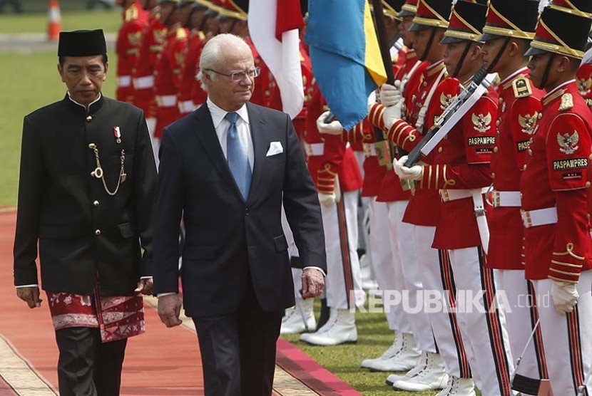 Presiden Joko Widodo dan Raja Carl XVI Gustav memeriksa barisan kehormatan pada upacara penyambutan kenegeraan Raja Swedia tersebut di Istana Bogor, Senin (22/5)