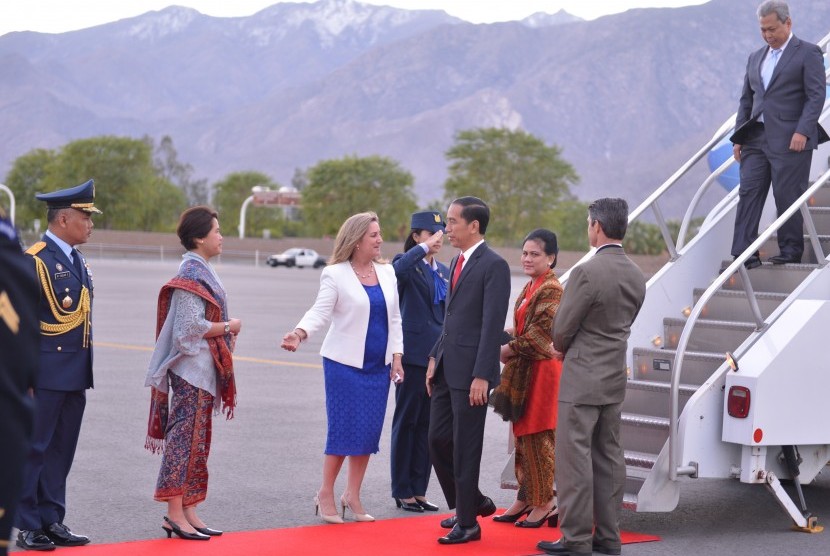 Presiden Joko Widodo dan rombongan tiba di Bandar Udara Internasional Palm Springs, Kalifornia, Amerika Serikat, Ahad (14/2).