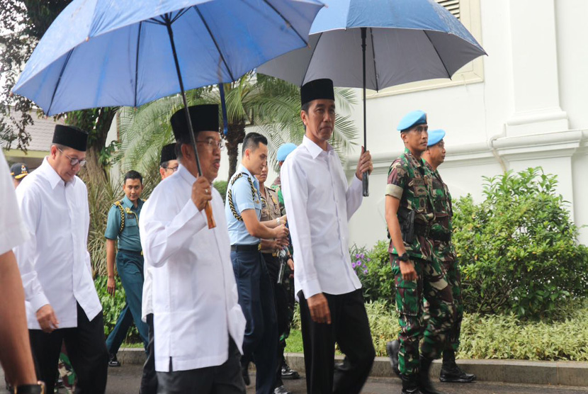 Presiden Joko Widodo dan Wakil Presiden Jusuf Kalla berjalan kaki dari Istana Merdeka menuju Monas untuk melaksanakan shalat Jumat bersama jutaan ummat yang ikut dalam Aksi Super Damai Bela Islam Jilid III, Jumat (2/12). 