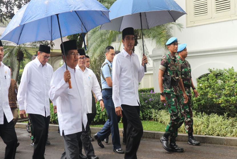 Presiden Joko Widodo dan Wakil Presiden Jusuf Kalla berjalan kaki dari Istana Merdeka menuju Monas untuk melaksanakan shalat Jumat bersama jutaan ummat yang ikut dalam Aksi Super Damai Bela Islam Jilid III, Jumat (2/12). 