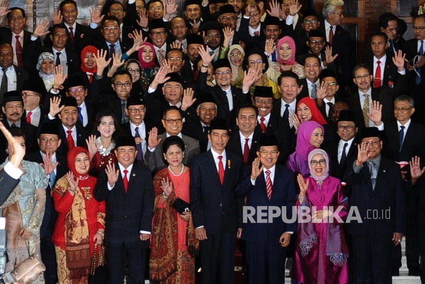 Presiden Joko Widodo dan Wakil Presiden Jusuf Kalla bersama para pimpinan tinggi lembaga negara berfoto bersama seusai menghadiri pembukaan Sidang Tahunan MPR RI Tahun 2016 di Kompleks Parlemen, Senayan, Jakarta, Selasa (16/8).