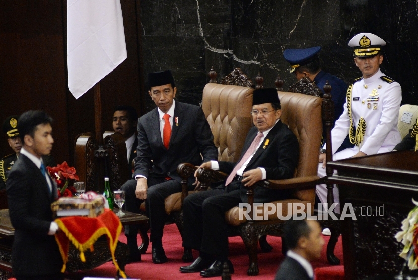 Presiden Joko Widodo dan Wakil Presiden Jusuf Kalla mengikuti Sidang Paripurna DPR Tahun 2017 di Kompleks Parlemen, Senayan, Jakarta, Rabu (16/8).