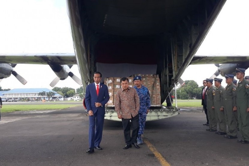 Presiden Joko Widodo dan Wakil Presiden Jusuf Kalla meninjau pesawat Hercules yang akan memberangkatkan bantuan untuk masyarakat Rohingya di Bangladesh, dari Bandara Halim Perdanakusuma, Rabu (24/1).