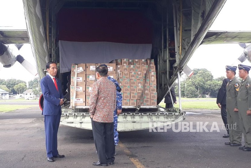 Presiden Joko Widodo dan Wakil Presiden Jusuf Kalla meninjau pesawat Hercules yang akan memberangkatkan bantuan untuk masyarakat Rohingya di Bangladesh, di Bandara Halim Perdanakusuma, Rabu (24/1). 