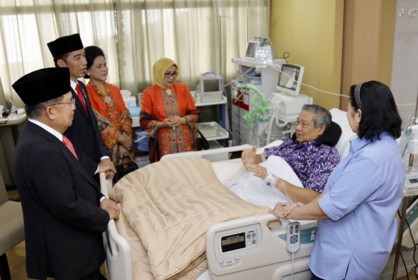 President Joko Widodo and Vice President Jusuf Kalla visit the sixth Indonesian President Susilo Bambang Yudhoyono at Army Hospital Gatot Subroto, Jakarta, on Thursday (July 19). 