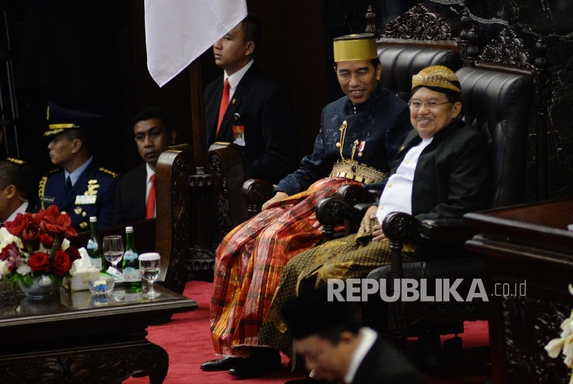  Presiden Joko Widodo berpidato dalam Sidang Tahunan MPR Tahun 2017 di Kompleks Parlemen, Senayan, Jakarta, Rabu (16/8).