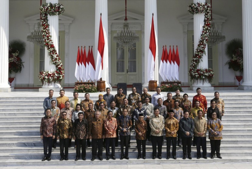 Presiden Joko Widodo dan Wakil Presiden Maruf Amin berpose bersama jajaran menteri Kabinet Indonesia Maju, Rabu (23/10).