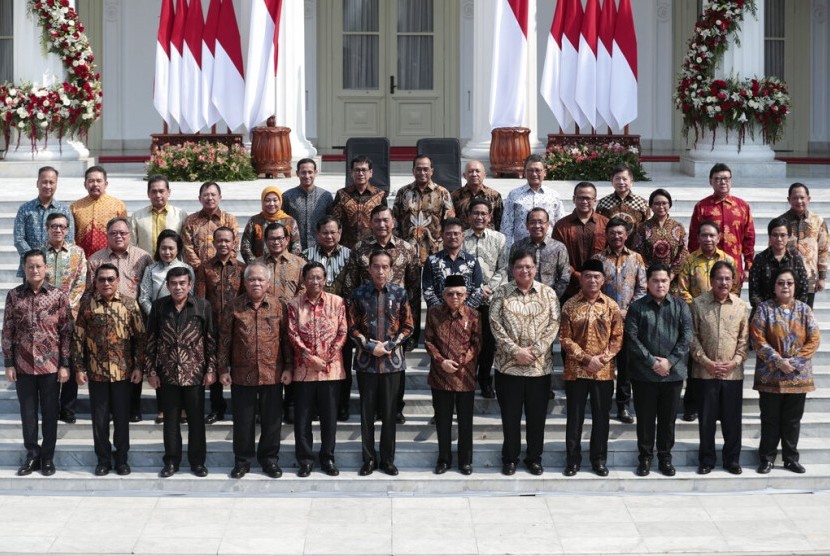 Presiden Joko Widodo dan Wakil Presiden Maruf Amin berpose bersama jajaran menteri Kabinet Indonesia Maju, Rabu (23/10).